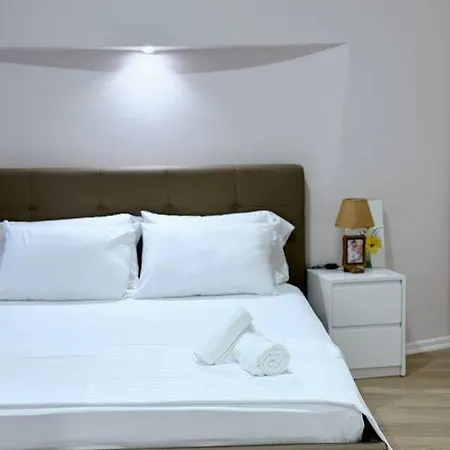 Aem 1 Bedroom #9 *